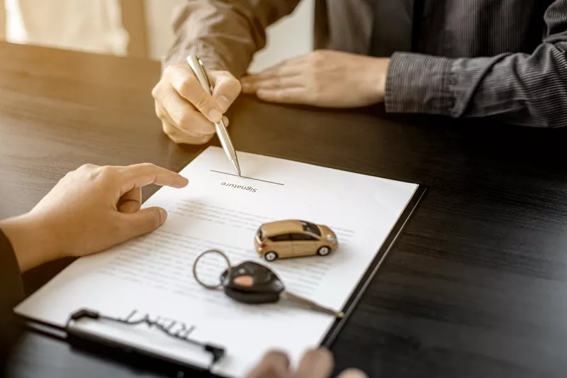 podpisywanie umowy wynajmu samochodu
